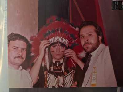 e Renato Zero, quest�ultimo in costume da indiano d�America